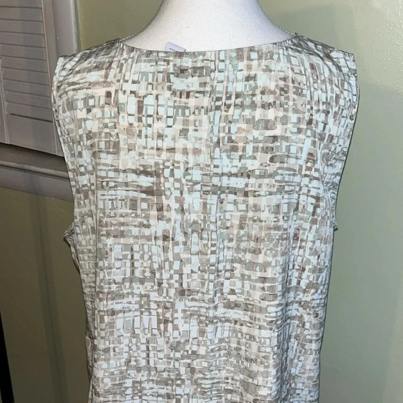 Chico’s wrinkle free sleeveless popover abstract print pleated neckline top - Picture 4 of 14